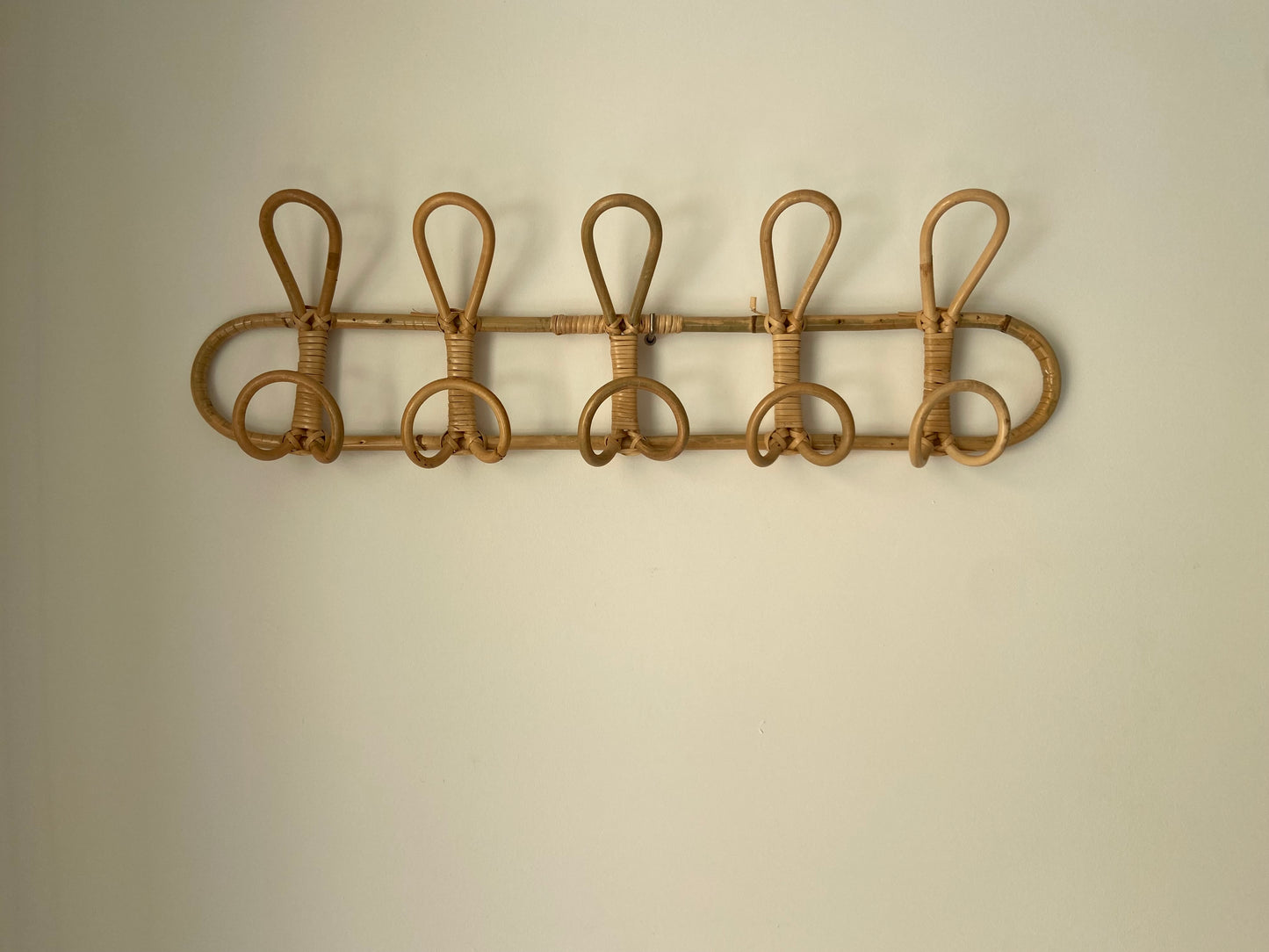 RATTAN COAT RACK WITH FIVE HANDLES