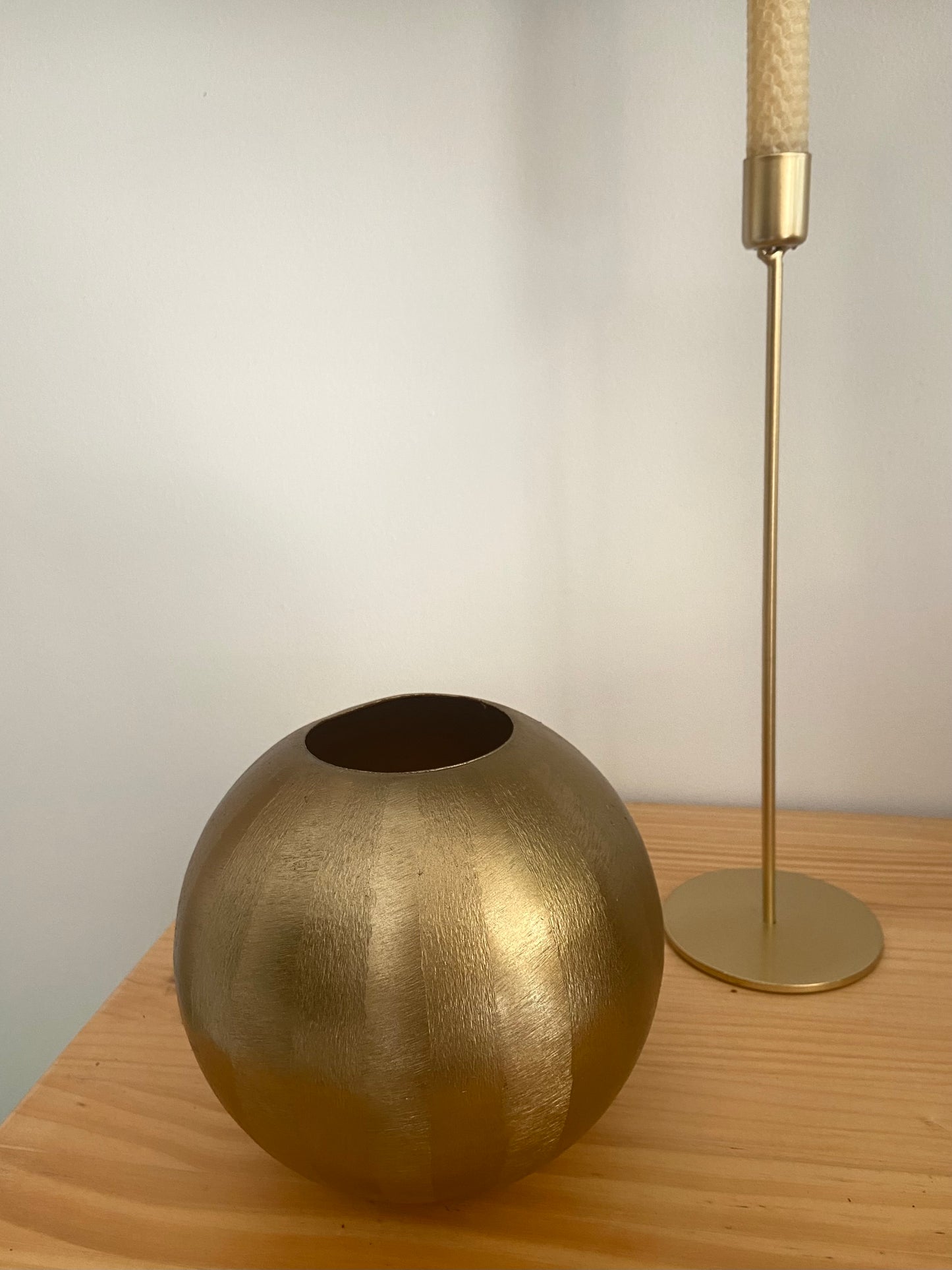 DECORATIVE GOLDEN VASE