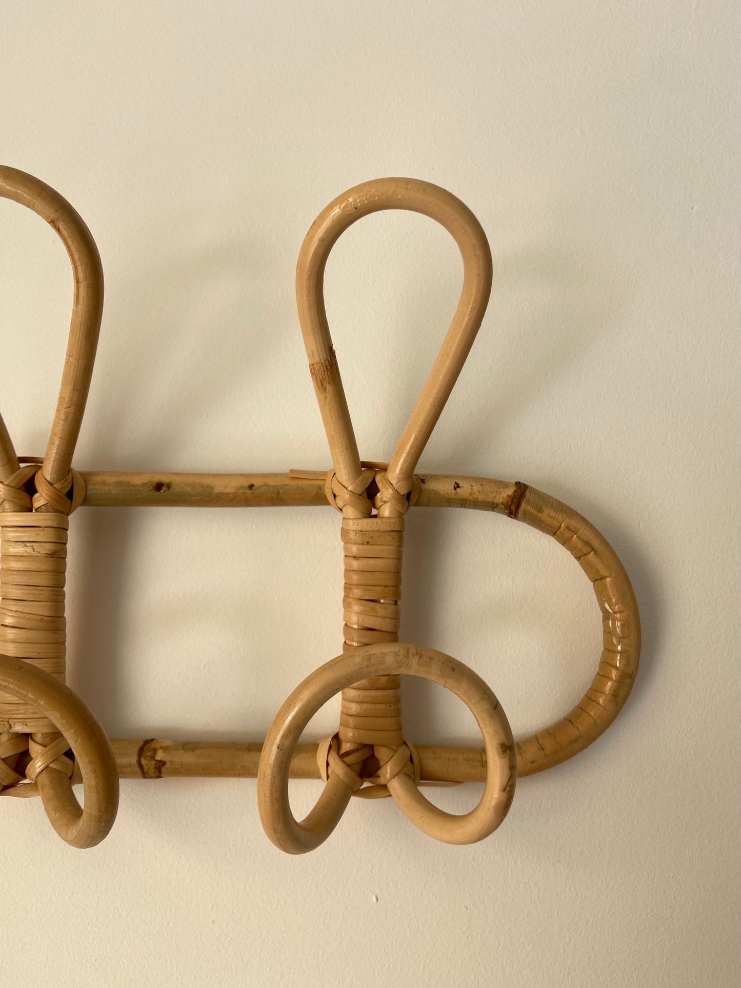 RATTAN COAT RACK WITH FIVE HANDLES