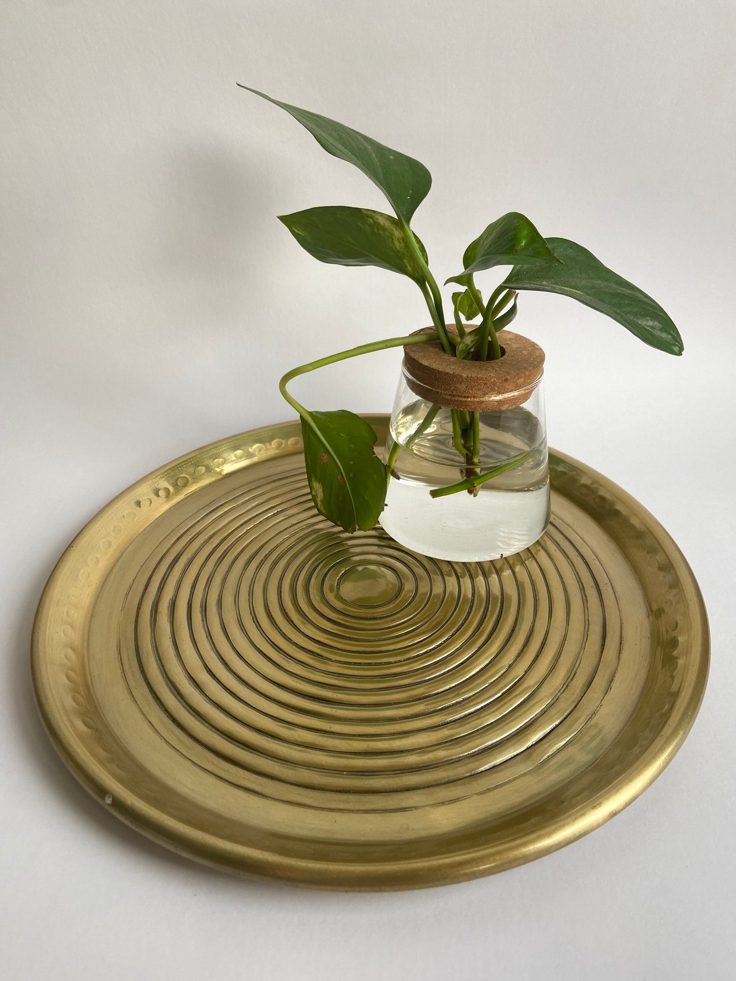 ROUND GOLD ALUMINUM TRAY